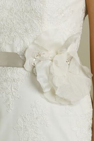Gekerbter Ausschnitt Kurze Ärmeln Schlüsselloch Rücken Brautkleid mit Blume mit Bordüre