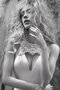 Sweep Zug Meerjungfrau Perlenbesetztes Tiefer V-Ausschnitt Brautkleid mit Applike