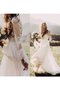 Ärmelloses Sweep Zug Modisches Brautkleid mit Plissierungen mit Applike