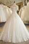 Unverwechselbar Schulterfreier Ausschnitt Plissiertes Modisches Brautkleid mit Stickerei