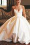 Halle Modus Bodenlanges Romantisches Brautkleid mit Stickerei