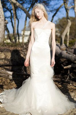 Ein Schulterfreies A-Line Perlenbesetztes Brautkleid mit Plissierungen mit Applike