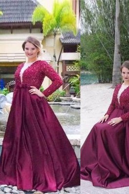 Satin Langärmeliges V-Ausschnitt Ballkleid mit natürlicher Taille mit Sweep zug