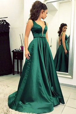 A Linie Sweep Zug Fantastisch Ballkleid mit Rüschen aus Satin