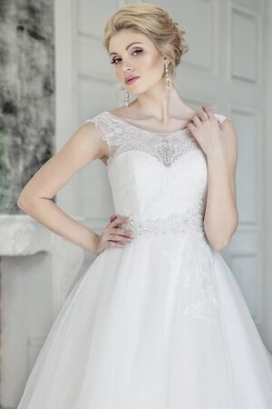 Ein trägerloses Hochzeitskleid hat etwas Erlesenes und Zeitloses 9ce2-4j0oo-perlenbesetztes-tull-schaufel-ausschnitt-a-linie-bodenlanges-brautkleid
