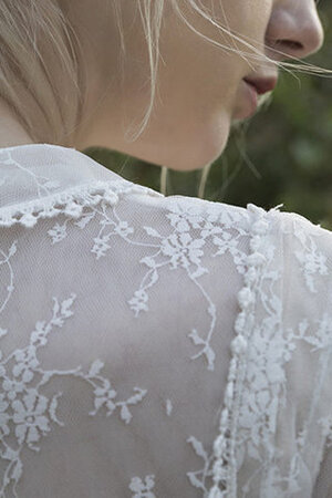 Junoesque Kurze Ärmeln Beach Stil Perlenbesetztes Modern Brautkleid
