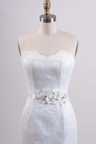 Ärmelloses Spitze Herz-Ausschnitt Brautkleid mit Schleife mit Bordüre