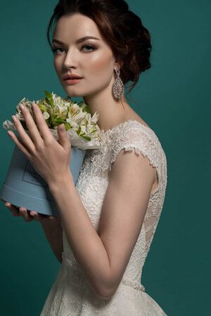 A Linie Perlenbesetztes Extravagantes Brautkleid mit Sweep zug aus Tüll