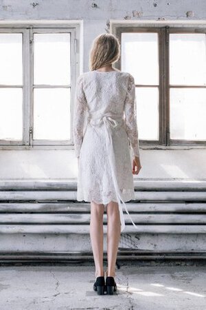 Klassisches Spitze Reißverschluss Brautkleid mit Gürtel mit kreuz