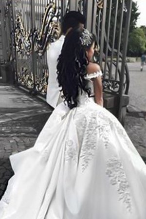 Bezaubernd Normale Taille Schulterfreier Ausschnitt Elegantes Brautkleid aus Satin