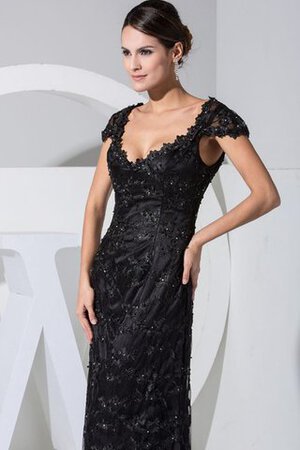 Enganliegendes Sweep Train Queen Anne Abendkleid mit Applikation