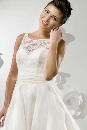 Satin Schaufel-Ausschnitt Schlichtes Brautkleid aus Spitze mit Gürtel