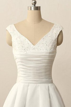 Zeitloses Reißverschluss Kurze Ärmeln Brautkleid mit Plissierungen mit V-Ausschnitt