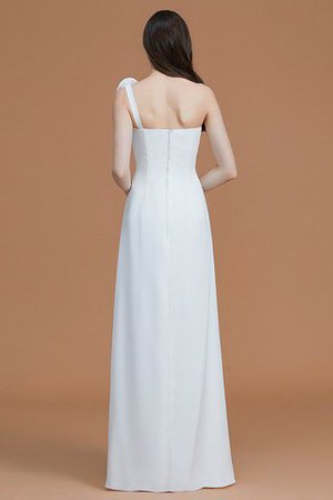 9ce2-q9v6k-ein-schulterfreies-chiffon-normale-taille-bodenlanges-brautjungfernkleid-mit-blume.jpg