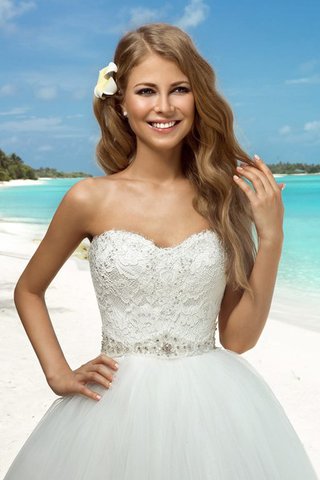 Kapelle Schleppe Natürliche Taile Ärmelloses Perlenbesetztes Beach Stil Brautkleid