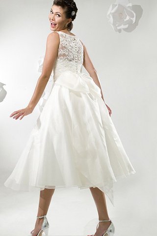 Satin Schaufel-Ausschnitt Schlichtes Brautkleid aus Spitze mit Gürtel