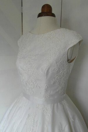 Schlichtes Wadenlanges Brautkleid mit Gürtel mit Bordüre